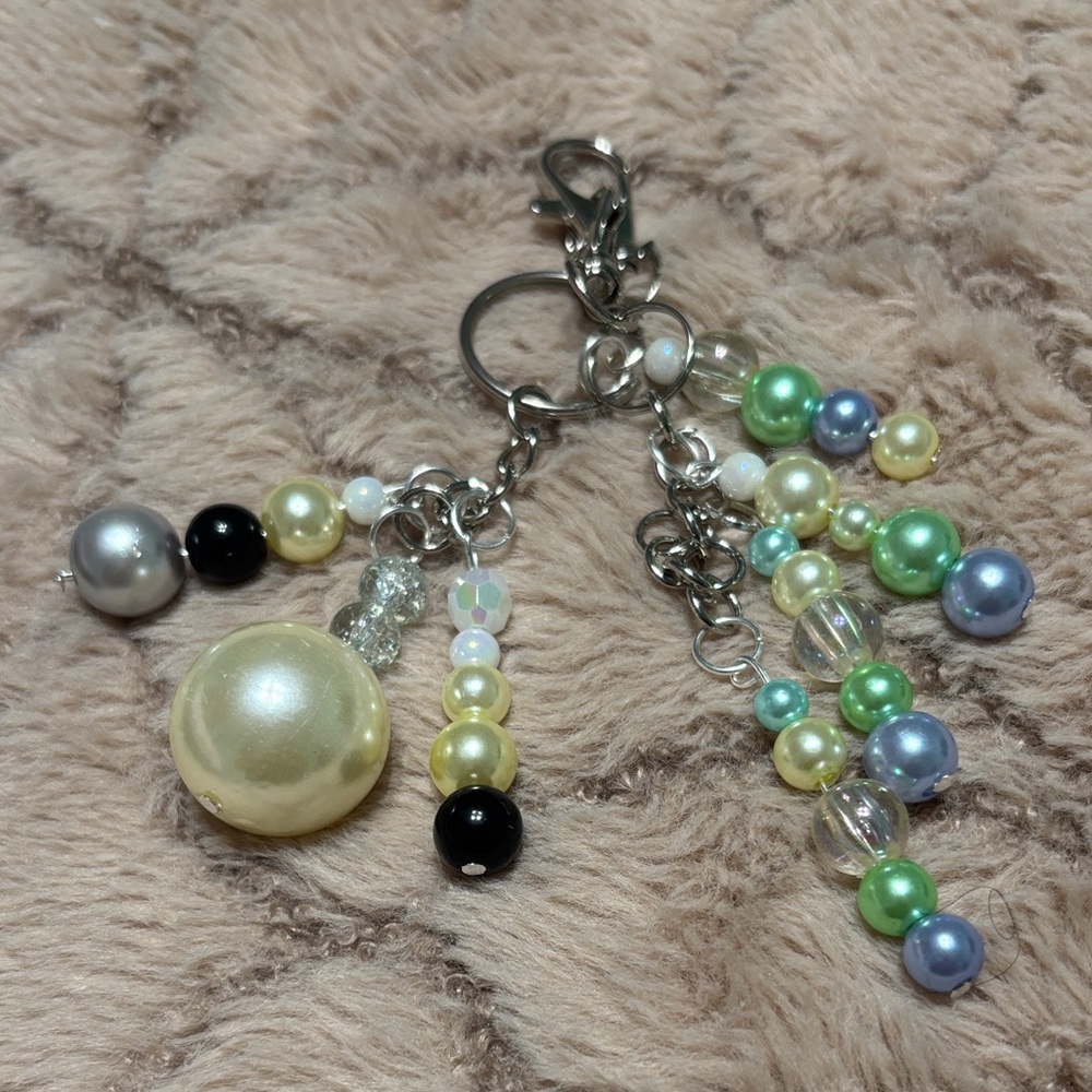Elegant Multi-Color Beaded Keychain - Picture 4 of 4